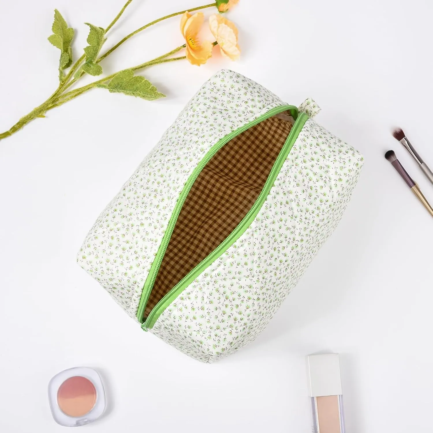 Floral Makeup Bag Quilted Cosmetic Bag Puffy Coquette Makeup Pouch Aesthetic Large Travel Toiletry Bag Organizer cotton Makeup Brushes Storage Bag for Women
