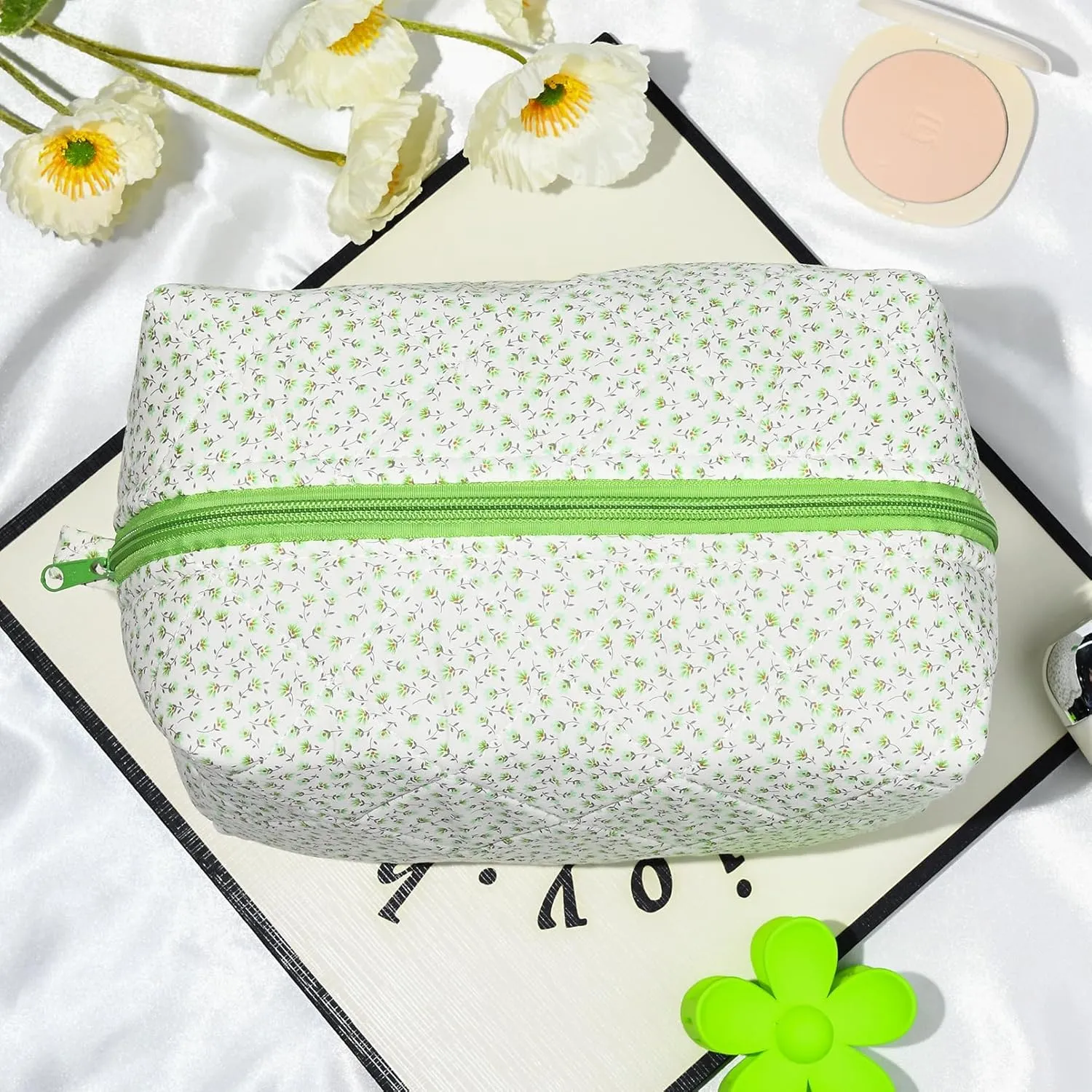 Floral Makeup Bag Quilted Cosmetic Bag Puffy Coquette Makeup Pouch Aesthetic Large Travel Toiletry Bag Organizer cotton Makeup Brushes Storage Bag for Women