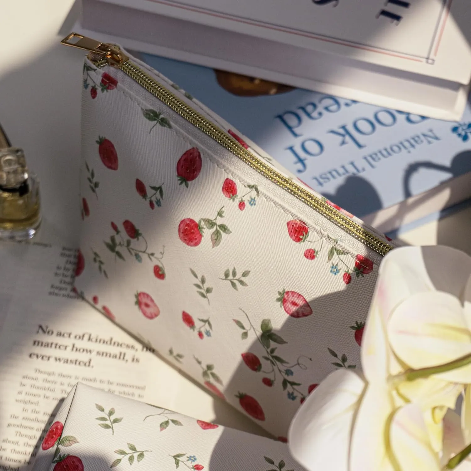 METALPHA Cute Strawberry Makeup Bag Set, 2 PCS Aesthetic Strawberries PU Leather Make Up Bags with Zipper, Cosmetic Bags Travel Toiletry Bag Purse